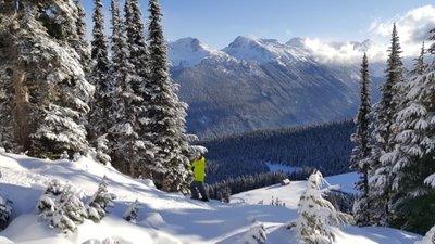 24.11.2015. An diesem Tag haben wir Gute 10cm Neuschnee gehabt, also guter Tag um eine der geschlossen Black diamond Routen auszuprobieren, wo schon sehr gute Verhältnisse herrschten, Im Hintergrund sieht man Blackomb Mountain, der zu diesem Zeitpunkt noch geschlossen hatte.