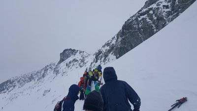 13.12.2015 Blackomb Mountain, Spankys Ladder ,<br />War an diesem Tag erster in der Sapphire Bowl, also wurde meine 30 Min Wartezeit in dieser Schlange entschädigt. wunderschöne double Black diamond abfahrt, bei welcher ich bei meiner ersten Abfahrt direkt am Anfang nach einem Cliffjumo auf einem Stein gelandet bin, mein rechter ski aus der Bindung raus ist und schön erstmal ohne mich bis ins Tal gefahren ist. musste darauf mit einem Skier runterfahren, was dank guter 60cm Pulverschnee ganz gut ging. Mein skier konnte ich glücklicherweise im Tal wieder finden !!!