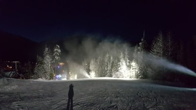Jap, auch hier laufen ununterbrochen jeden tag seit 19.11 Schneekanonen. Denn in Whistler stehen lediglich 200-250 Schneekanonen, was für ein Skigebiet dieses Ausmaßes meiner Meinung nach sehr wenig ist. Dies führt dazu, dass die Schneekanonen sehr oft versetzt werden müssen, was meistens durch Pistenbullys passiert aber auch oft mit Helikoptern, was aus meiner Sicht sehr unökölogisch ist. <br />Nicht einmal an den Talabfahrten sind fest installierte Schneekanonen, bis auf vielleicht 4 in Blackomb und eine Reihe Lanzen am Whistler Mountain.