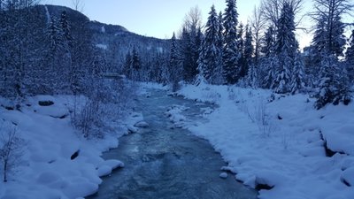 Der Fluss im Tal, der Mittlerweile schon sehr kurz davor steht, komplett zuzufrieren, dieses Bild ist vom 31.12.15