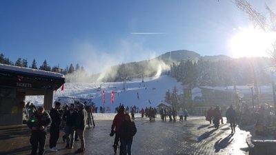 Hier Blick vom Tal die Talabfahrt hinauf, beide Bilder von Heute.<br />Wunderschön auch die schneekanonen von SMI hier im Einsatz zu sehen. <br />Bisher nur eine TA im Skigebiet gesehen, wurde wars. mehr zu Testzwecken angeschafft;)
