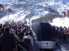 Rauf geht's von la Daille mit der Funival. Viel enger und unkomfortabler als die Grande Motte Bahn