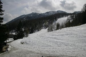 Blick vom Restaurant zum 2125 m hohen Grenzberg Kordeschkopf ...