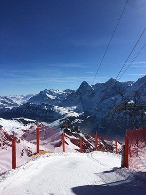 Auf geht's von ganz oben: für mich die unspannendste Piste des Tages