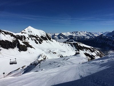Ein Heli flog hier ständig Baumateralien für einen neuen Thrill Walk unterhalb der Birgg Station