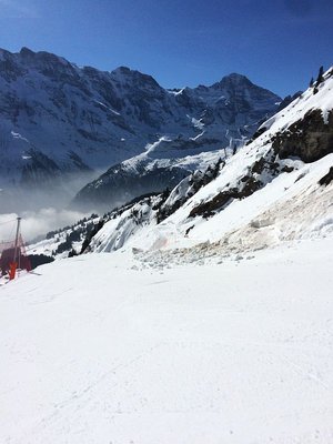 Am Kanonenrohr war etwas Schnee auf die Piste gestürzt. Später waren hier Arbeiter zugange um weiteren Schnee aus gefährlichen Ecken zu bekommen...