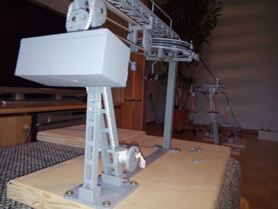 Abspannstation von hinten gesehen ( Das Abspanngewicht ist noch nicht befüllt deswegen hängt es auf Anschlag oben )