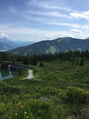 Die neue Piste geht recht am "Ort der Besinnung" vorbei.