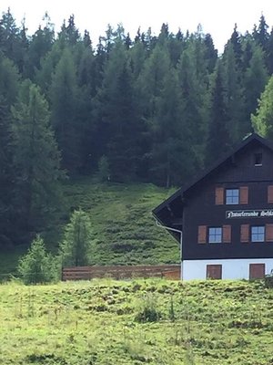 Und im unteren Teil geht sie links vom Naturfreundehaus vorbei