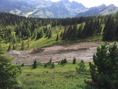 Arbeiten an Piste Nr. 9 im oberen Teil. Wird um ca. 10 Meter nach rechts verbreitert.