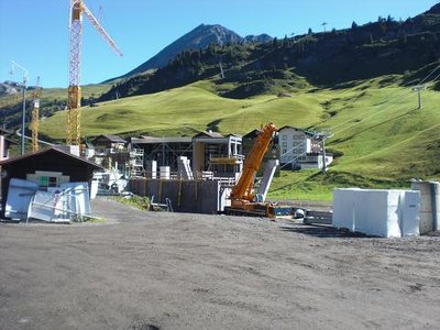 Der Kran steht bereit für die Seilbahntechnik