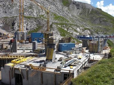 Zwischenstation mit Technik Flexenbahn Berg