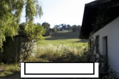 Bei dem Bretterverschlag war die Tal/Antriebstation , das Haus ist verlassen, im hintergrund Hang und Piste.