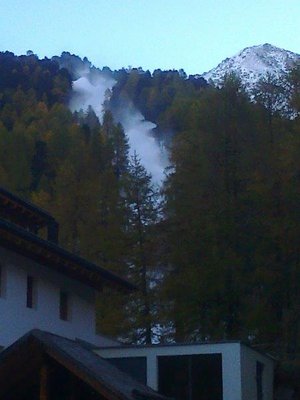 Morgens in Sulden; die Rosim Piste ist schon eingeschneit