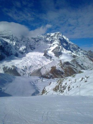 die blaue und etwas windige Madritsch 1 Piste mit dem Ortler vor der Linse