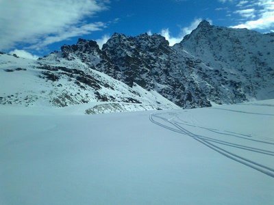 Die Gletscherpiste war noch geschlossen, aber bissl Tiefschneefahren war möglich :)