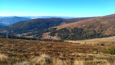 Blick vom Schönberg auf die fast fertige Almhaussiedlung an der 1a