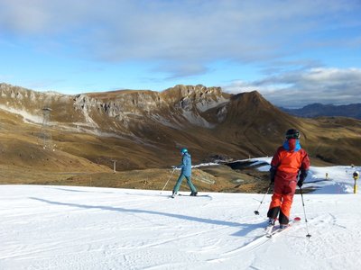 Neben der Piste ist noch sehr grün.