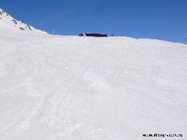 da die 6KSB etwa 500 Meter länger als der alte Schlepper ist, erschliesst die Bahn 2 neue Pisten. Die (linke) blaue Piste...