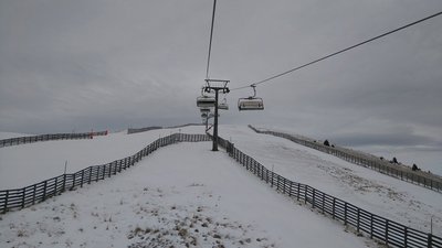 Kanonenrohr (2) links und geschlossener Nici-Hang (1) rechts ; gut zu erkennen der starke Wind an den schwankenden Sesseln der KSB