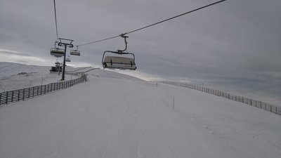 Abfahrt am Lachtal 6-er ; dahinter die Naturschneehänge am Zinkenlift