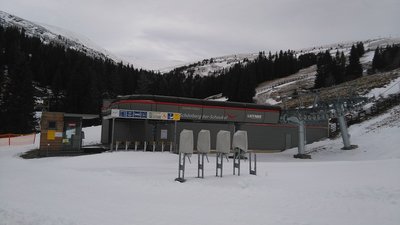 die schöne Talstation der Schönberg 6-KSB noch im Ruhemodus