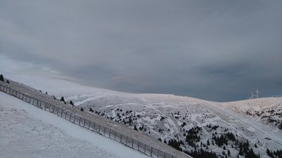 Blick auf den noch unbeschneiten Tanzstattlift samt seiner Abfahrt