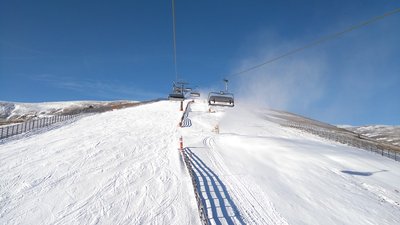 Wechsel auf die Zinkenseite: Piste 2 am Lachtal 6-er &amp; laufende Beschneiung auf der 1
