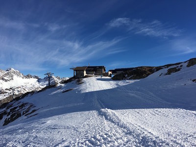 Albona alte Bergstation (geschlossen), dahinter die neue Bergstation