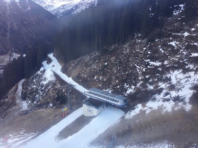 Fangbahn Bergstation mit nun geschlossener Piste im Vergleich zu gestern