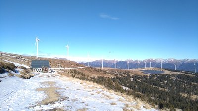 Blick auf die andere Seite des Schönbergkopfes: die Klosterneuburgerhütte mit den nettesten Hüttenwirten der ganzen Region! Momentan erreicht man die Hütte aber nur über einen kurzen Fußmarsch...