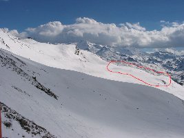 Ich hab nachgemessen, die Länge von 1587 m passt tatsächlich relativ exakt bis zum Punkt 2319 auf der Karte, ebenso wie der angegebene Höhenunterschied. Die Bergstation dürfte sich also in etwa im markierten Bereich befinden, wenn mich nicht alles täuscht