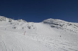 Von Li nach Re: blaue 6, blaue 5, rote 8. Zu sehen auch die Talstation oder besser gesagt die Garage der 6KSB.