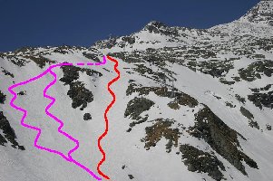 Schon bei der Auffahrt ist uns die tolle Variante unter der Gondelbahn aufgefallen. Die 'normale' Route in der Fallinie ist schon ganz schön steil, je weiter man nach rechts (im Foto links) quert desto steiler wird es.