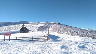 Blick auf den Dietrichalmlift. Ungünstiger hätte man den nicht platzieren können! Eine komplette Fehlplanung!