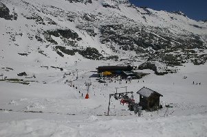 Bergstation der STSB, Talstation 6EUB und einer der beiden Kleinschlepper.