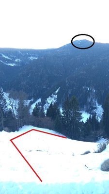 Irgendwo im Oval muss der Schlepplift "Rosskopf" des gegenüberliegenden Skigebiets Schneebergeralm verlaufen sein ; die rote Linie kennzeichnet den ehemaligen Verlauf der Skiroute zur Talstation der alten Pendelbahn