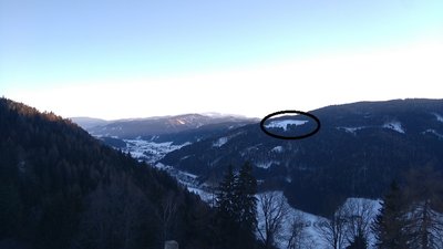 Im Oval befanden sich bis 2015 die letzten beiden Lifte des Skigebietes Schneebergeralm ; dahinter erkennt man die Seetaler Alpen