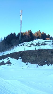 Sender als Namensgeber für den ehemaligen 2-CLF "Senderbahn" ; im ebenen Fleck davor - wirkt in Realität größer als am Foto - befand sich die Bergstation der Pendelbahn und die Talstation der DSB