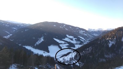 Ausblick ins Bretsteiner- und Pusterwaldertal ; im Oval befindet sich das heute noch ersichtliche Schlusstück der ehemaligen extremen Skiroute nach Zistl