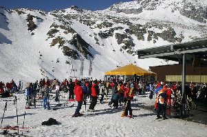 Nach einem tollen Skitag um halb fünf. Lautstarkes 'heeeeyy baaybyy - uh - ah'. Nicht gerade meine sache, stark stören tut es mich aber auch nicht (mehr). Bin irgendwie imun geworden ...