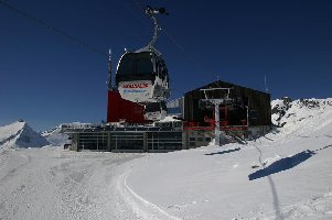 EUB, Bergstation und Restaurant. Die Bahn ist wirklich nicht mehr die neueste, aber mit 2200 p/h noch ganz akzeptabel.