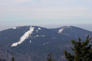 ... mit seinen fast schon aperen Pisten.