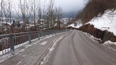 Fußweg vom Friedhof zum Bus