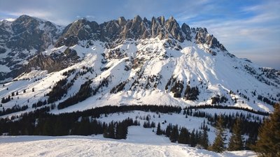 Fast wie in den Dolomiten: Schokoladenseite des Hochkönigs; unten neben der Holzhütte rechts abbiegen in den "Knappensteig"