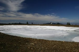 Knapp naben der Bergstation des poma befindet sich der Speicher. Im Hintergrund schwach zu erkennen (von Li nach Re): steiner Alpen, Urslja Gora, Petzen. Viel näher: Kope ...