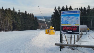 Am Parkplatz: Wetter: Frost und Sonne, Piste perfekt präpariert.