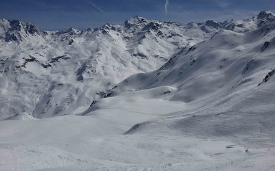 im oberen Teil der Tourenabfahrt von La Masse 2. Gegenüber Bergstation Caron-PB