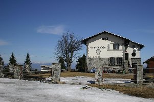 Das Alpenvereinshaus Ribniska Koca (Koca = Hütte), hinten links die Koralpe.