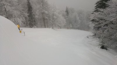 Gesperrte Schwarze "Slalomák" im oberen Teil mit beachtlichen Schneibergen